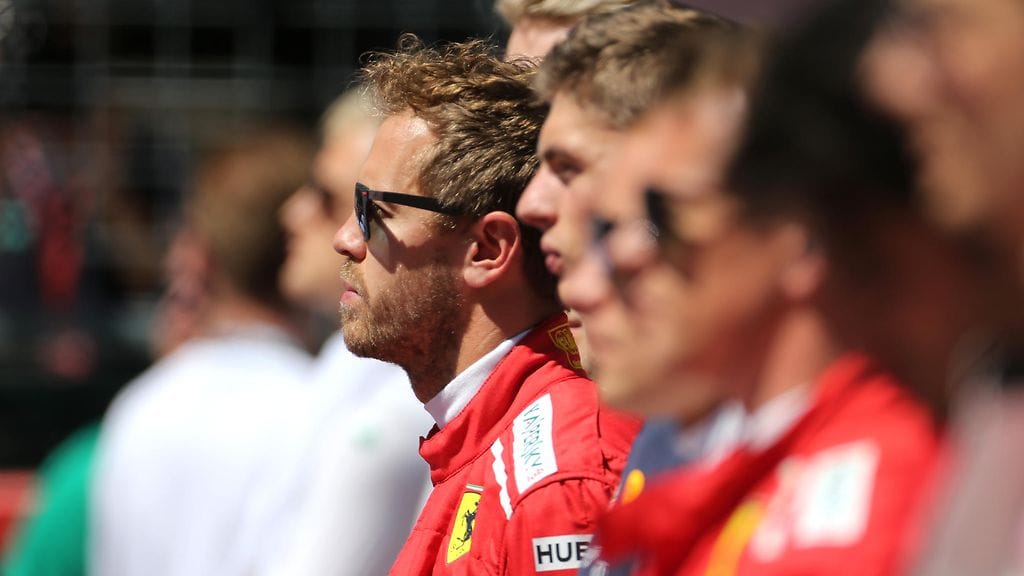 Sebastian Vettel ja Max Verstappen kuskirivissä.