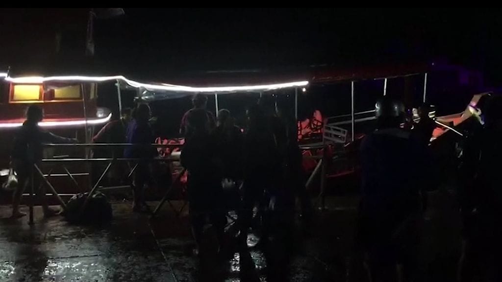 Onnettomuuspaikalla on ehtinyt tulla yö, mikä vaikeuttaa yhä kateissa olevien pelastamista.