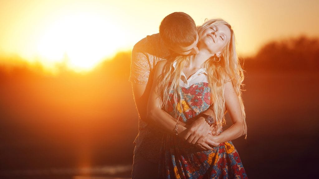 Auringossa oleskelu voi piristää seksielämää. Kuvituskuva.