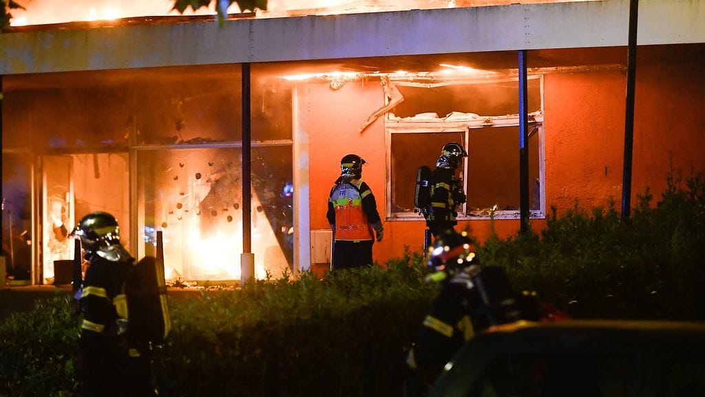 Nuorisojoukot ovat muun muassa ottaneet yhteen poliisien kanssa ja sytyttäneet tulipaloja.