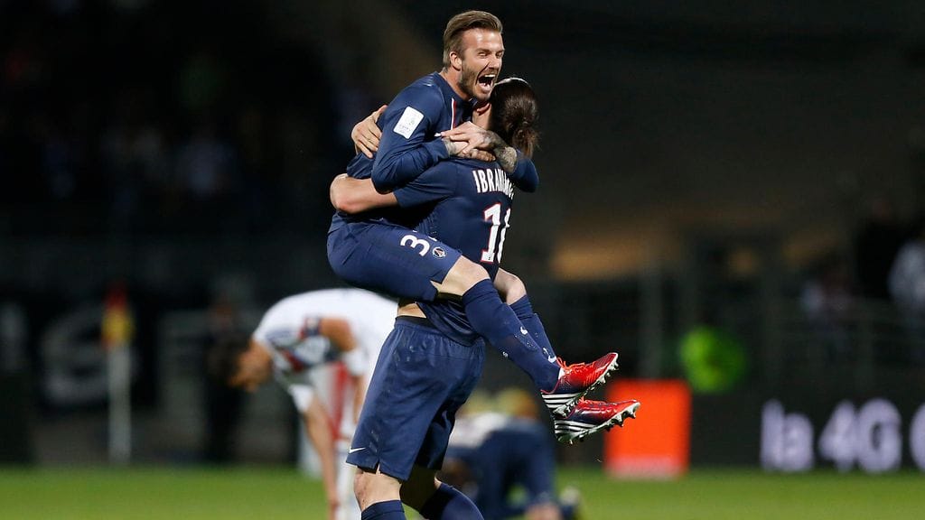 David Beckham Zlatan Ibrahimovicin syleilyssä PSG:n paidassa.