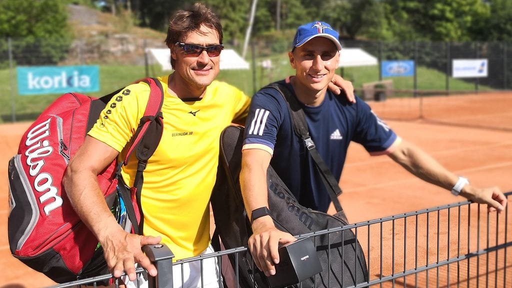 Teemu Selänne (vasemmalla) ja Valtteri Filppula (oikealla) juhlivat Bermuda-tennisturnauksen voittoa.