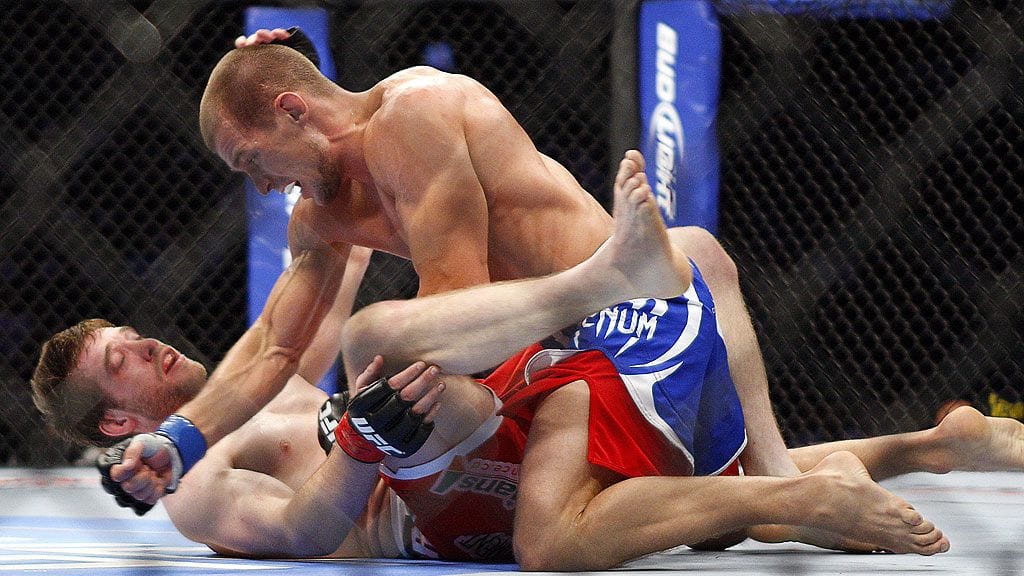 Anton Kuivanen mätkii Mitch Clarkea UFC-areenalla.