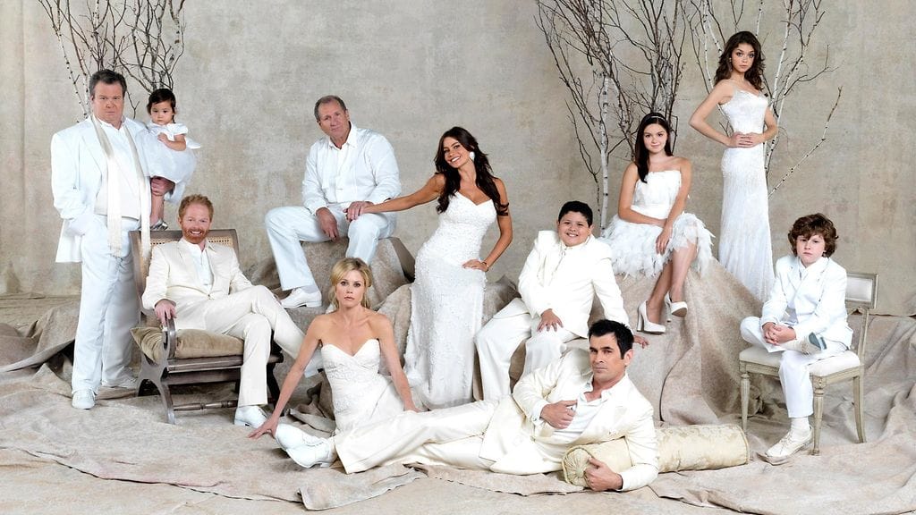 Ariel Winter (kolmas oikealta) näyttelee Moderni perhe -sarjassa.