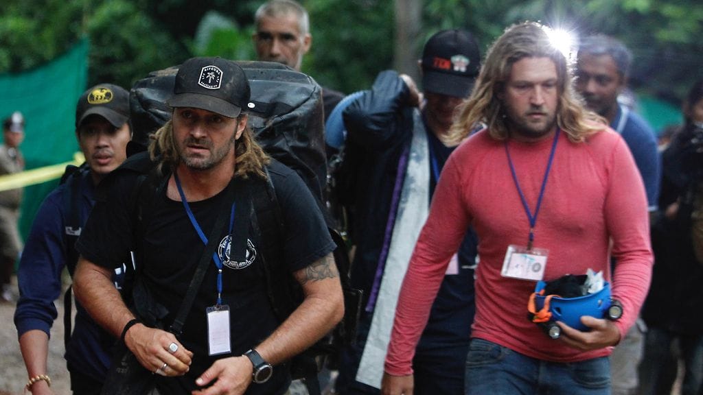 Mikko Paasi (vasemmalla) Thaimaan luolapelastusoperaation aikaan.