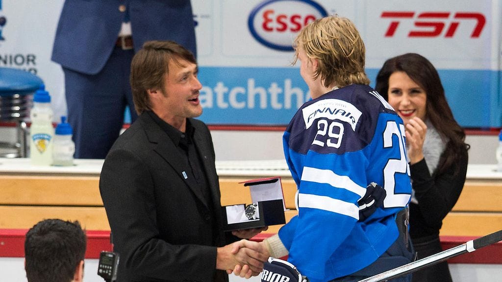 Teemu Selänne (vasemmalla) ja Patrik Laine (sinisessä paidassa) ovat vilkuilleet jalkapallon MM-kisoja tämän kesän aikana.