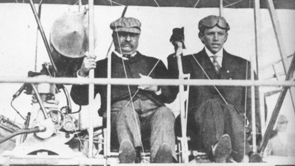 Theodore_Roosevelt_and_Archibald_Hoxsey_(1910)