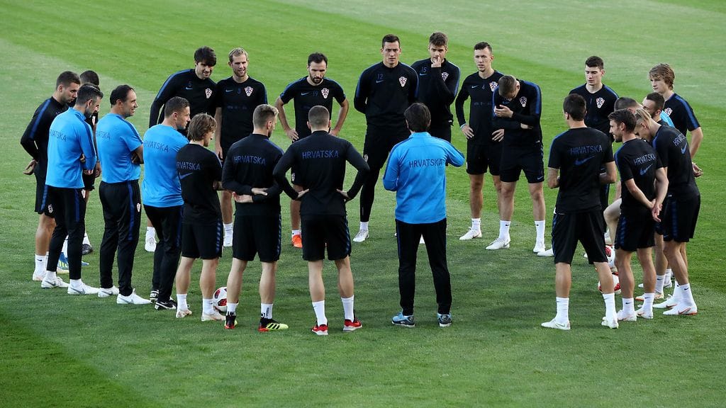 Kroatian pelaajat kokoontuivat palaveriin maanantain harjoituksissa.