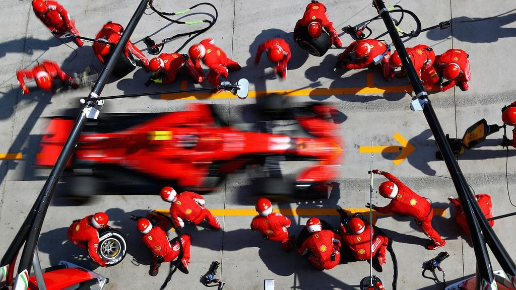 Kimi Räikkönen varikkokäynnillä Kiinan GP:ssä.