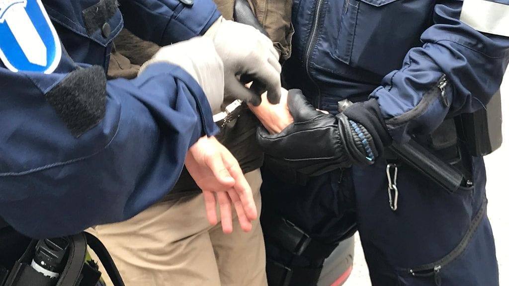 Poliisi tutkii, mitä rautatieasemalla tapahtui. Kuvituskuva.