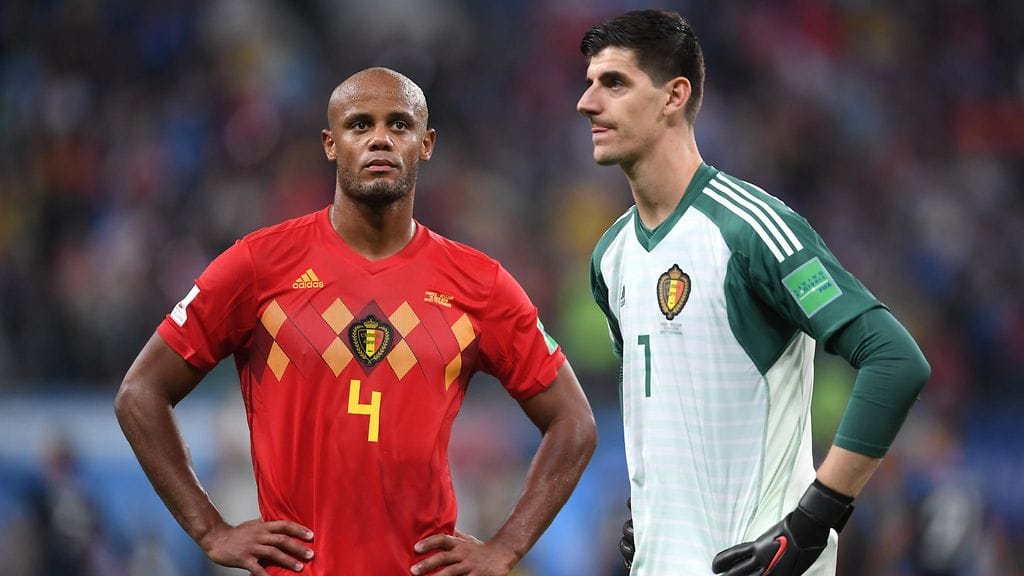 Puolustaja Vincent Kompany (vas.) ja maalivahti Thibaut Courtois olivat epäuskoisia välierätappion jälkeen.