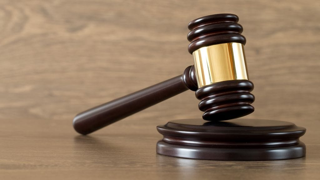 Huonekaluketjun johtoon kuulunutta kolmikkoa syytetään törkeästä velallisen epärehellisyydestä.