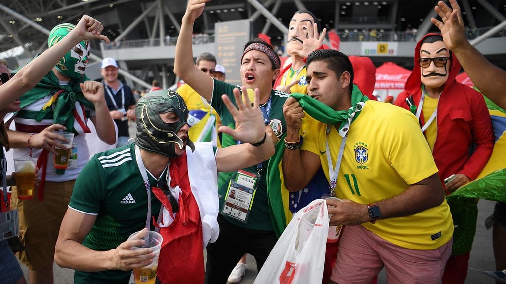 The Hidden Flagin sateenkaarilipussa on Brasilian keltaista ja Meksikon vihreää.