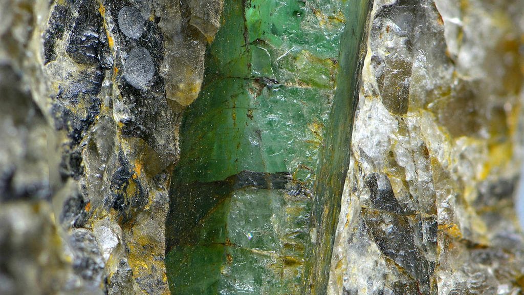 Kuvassa on Kauhajoelta löydetty smaragdi. Kuva: Jouko Ranua, GTK