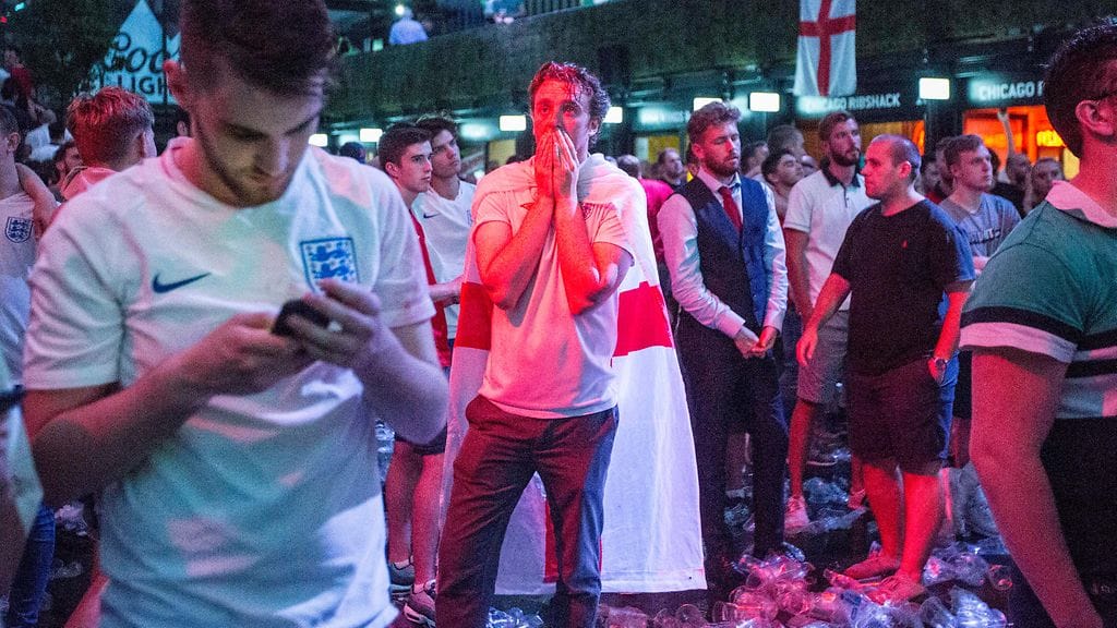 Englantilaiskannattajat pettyivät 1-2-tappioon Kroatialle MM-kisojen välierissä.