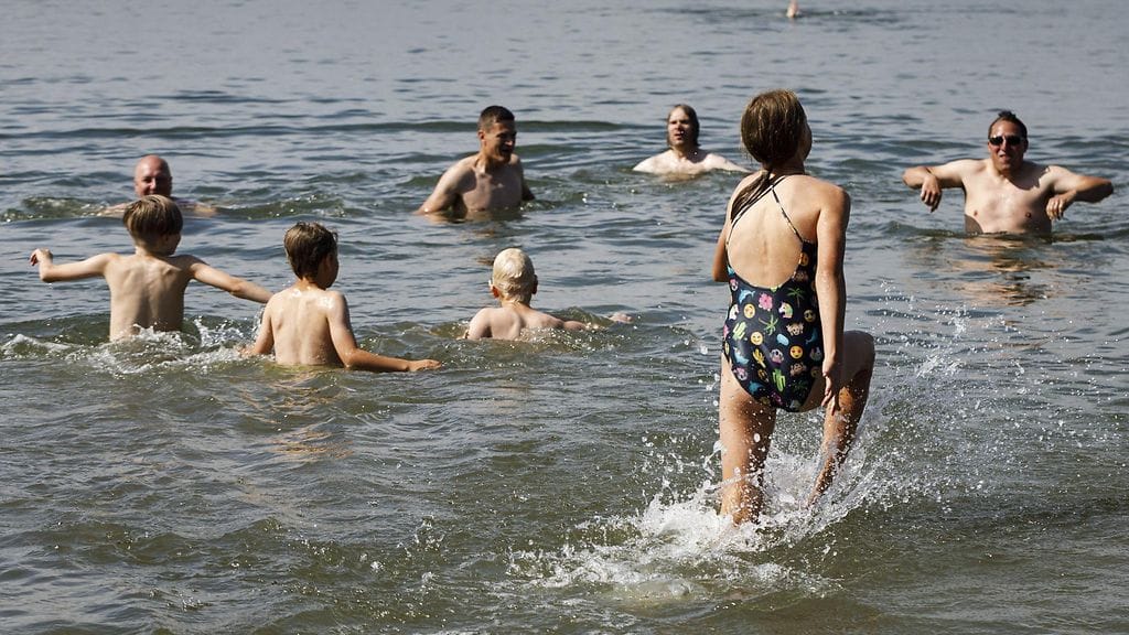 Lämmöstä nautittiin myös Helsingin Hietaniemen uimarannalla.