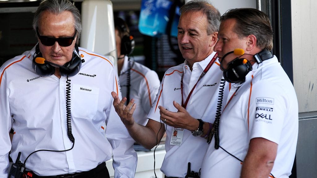 Zak Brown (oik.) varikkopilttuussa McLarenin omistaja Mansour Ojjehin (vas.) ja tallin toimitusjohtajan Jonathan Nealen kanssa.