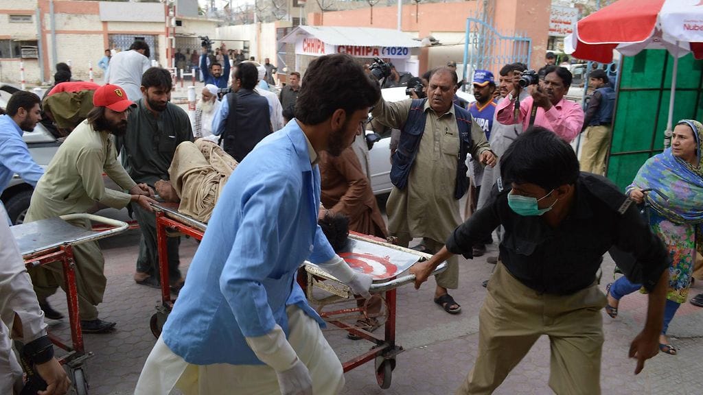 Itsemurhaisku on vaatinut ainakin 85 ihmisen hengen Pakistanissa.