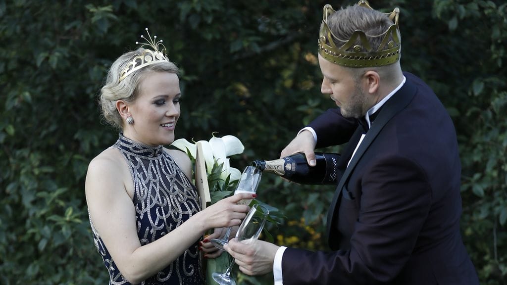 Tuoreet tangokuninkaalliset kaatavat toisilleen kuohuvaa.