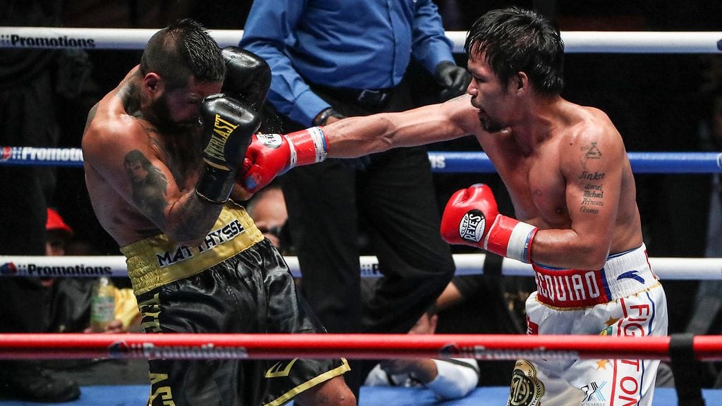 Manny Pacquiao (oikealla) otti voiton WBA:n välisarjan mestaruusottelussa Lucas Matthysseä (vasemmalla) vastaan.