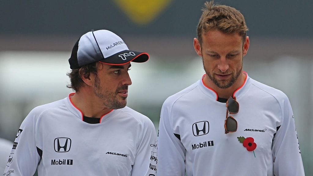 Fernando Alonson (vasemmalla) entinen tallikaveri Jenson Button pohti espanjalaiskuskin nykytilannetta McLarenilla.