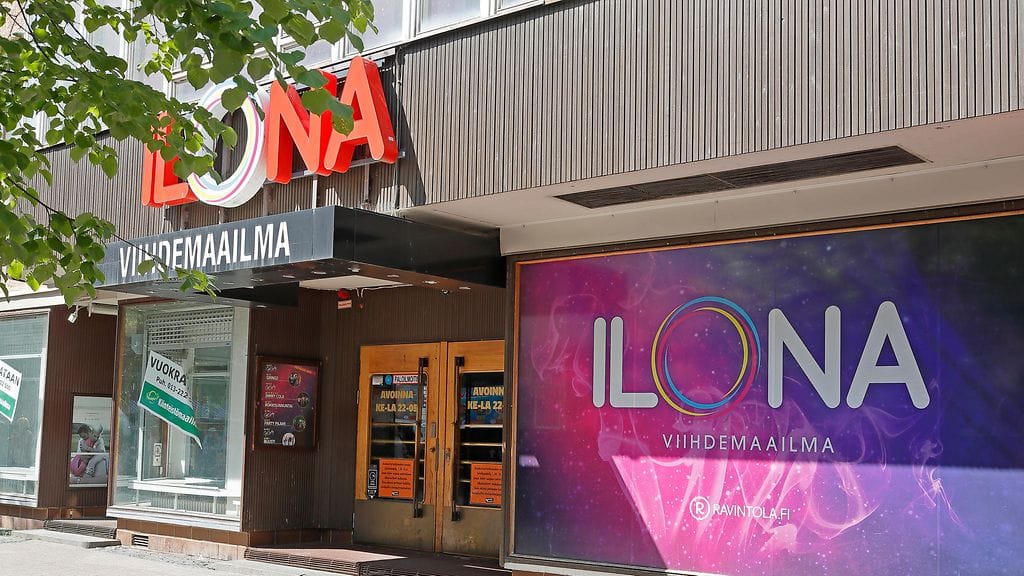 Yökerhossa puukotettiin heinäkuussa yhteensä kolmea miestä. Yksi uhreista oli järjestyksenvalvoja, jota puukotettiin kaulaan.