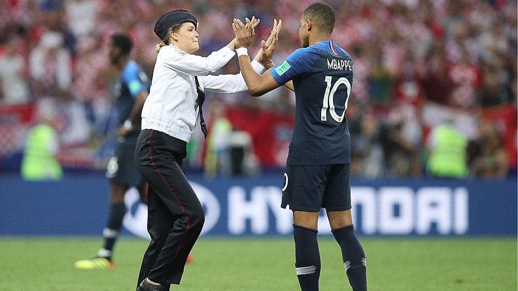 Venäläinen punkbändi Pussy Riot juoksi kentälle kesken MM-finaalin.