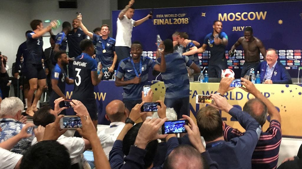 FIFA:n puheenjohtaja Gianni Infantino (vas.), Venäjän presidentti Vladimir Putin, Ranskan Emmanuel Macron ja Kroatian Kolinba Grabar-Kitarovic seurasivat pelaajien juhlia pukukopissa.