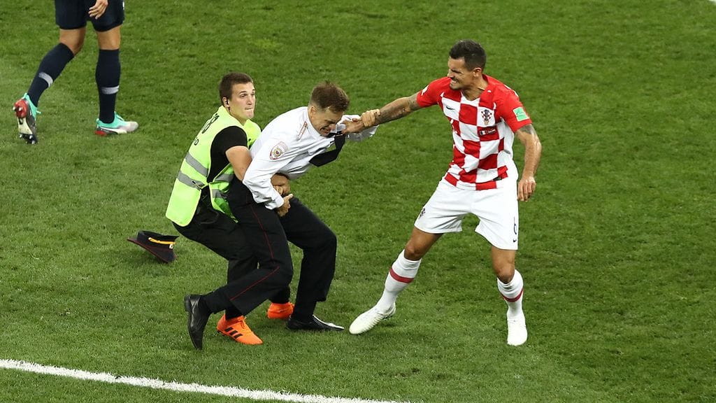 Kroatian puolustaja Dejan Lovren otti kovat keinot käyttöön jalkapallon MM-finaalin häiriköintitapauksen keskellä.