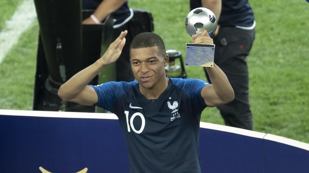 Kylian Mbappe valittiin jalkapallon MM-kisojen parhaaksi nuoreksi pelaajaksi.