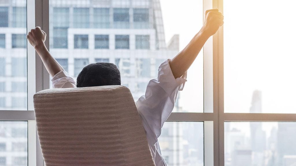 mies työpaikka venytys