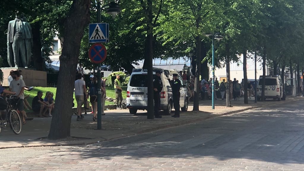 Ihmisiä on kerääntynyt Esplanadin puistoon odottamaan presidenttien saapumista.