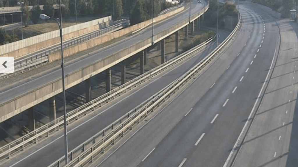 Kuvassa Kehä I länteen. Tie on tyhjennetty kokonaan saattueiden tieltä.