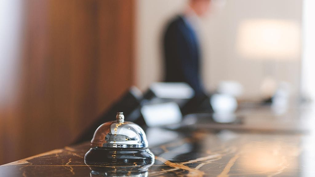Kuvituskuvassa on hotellin vastaanottotiski.