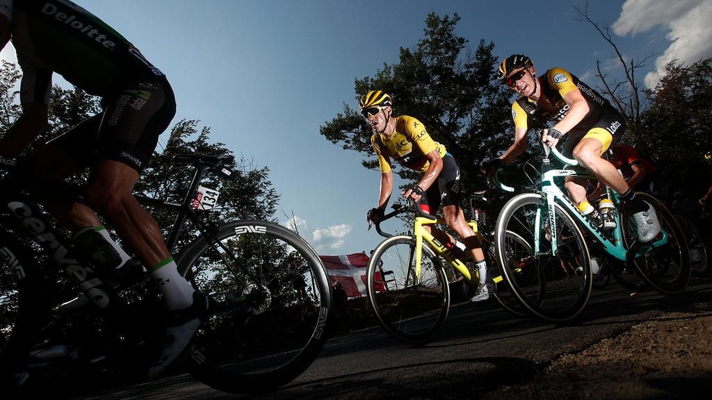 Tour de Francessa nähtiin varsin hämmentävä tapaus kymmenennen etapin yhteydessä. Kisaa johtaa belgialainen Greg Van Avermaet (kuvassa keskellä).