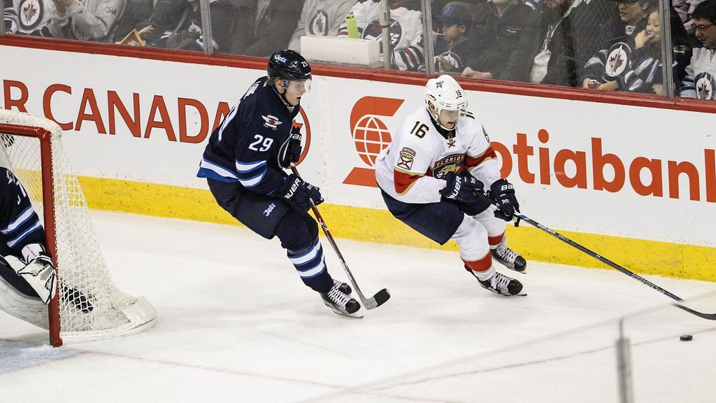 Patrik Laine (vasemmalla) ja Aleksander Barkov (oikealla) kohtaavat syksyllä Helsingissä.