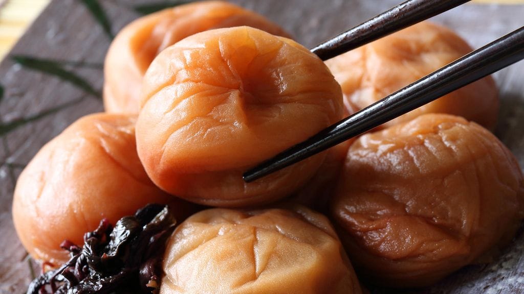 Japanilaisilla umeboshi-luumuilla uskotaan olevan lukuisia terveyshyötyjä.