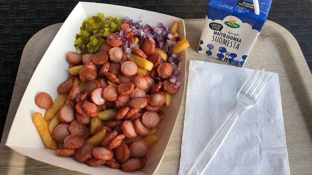 Makkaraperunat maistuvat huvipuistovieraille vuodesta toiseen.