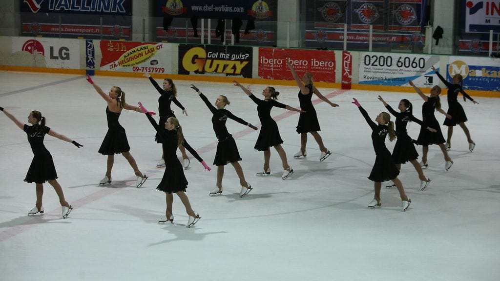 Muodostelmaluistelu ei mahtunut kansainvälisen olympiakomitean IOC:n suunnitelmiin vuoden 2022 Pekingin talviolympialaisten osalta. Kuvassa suomalainen muodostelmaluistelujoukkue Rockettes.