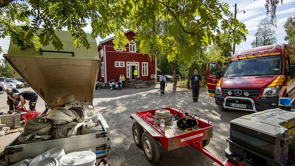 Pyhärannan metsäpalon sammutustöitä jatkettiin torstaina 19. heinäkuuta 2018, kuvassa huoltokeskuksena toimiva Santtion kylätalo.