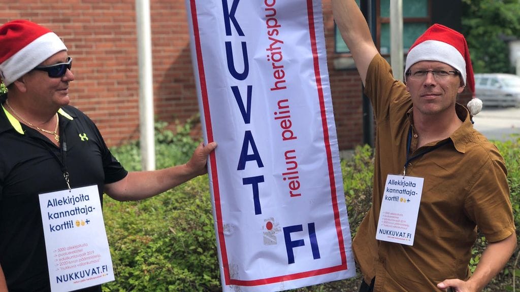 Nukkuvien puolueen puuhamies Petri Hirvimäki kiersi SuomiAreena-tapahtumaa Roope-ystävänsä kanssa.