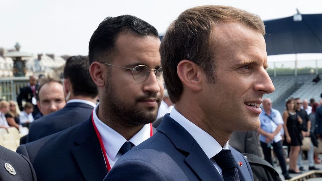 Alexandre Benalla (oik.) ja Emmanuel Macron