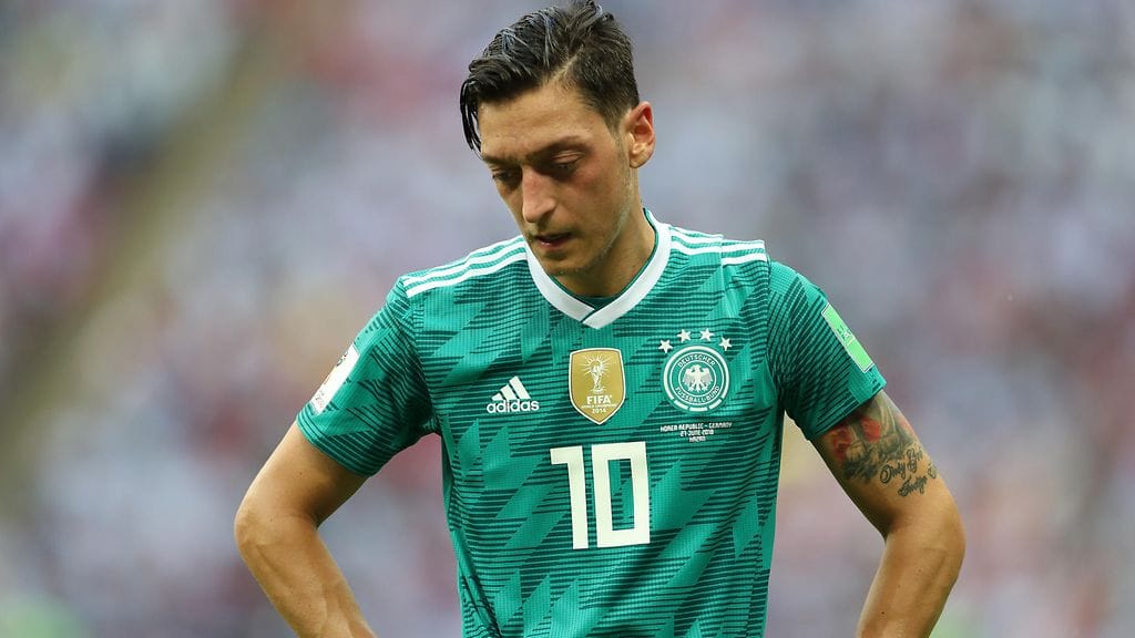 Saksalainen jalkapallotähti Mesut Özil ilmoitti lopettavansa maajoukkueuransa kokemansa rasismin takia.