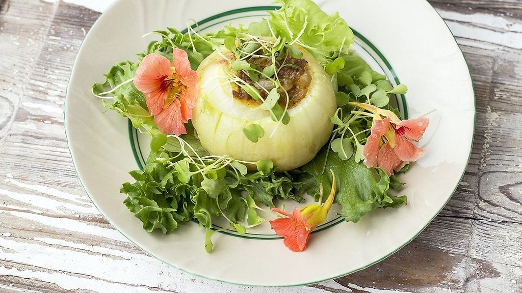 Täytetyt sipulit maistuvat myös sellaisenaan kevyenä ateriana.