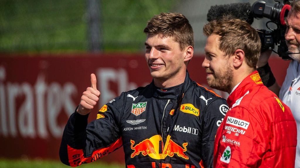 Max Verstappen (vasemalla) antoi sympatiapisteet Sebastian Vettelille (oikealla).
