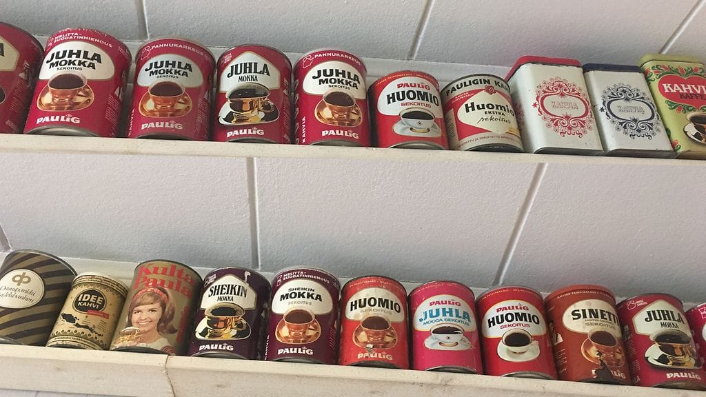 Peltiset kahvipakkaukset ovat säilyneet vuosikymmenestä toiseen. Nämä kahvipaketit toimivat koristeina Mommilan Kyläpuodissa.