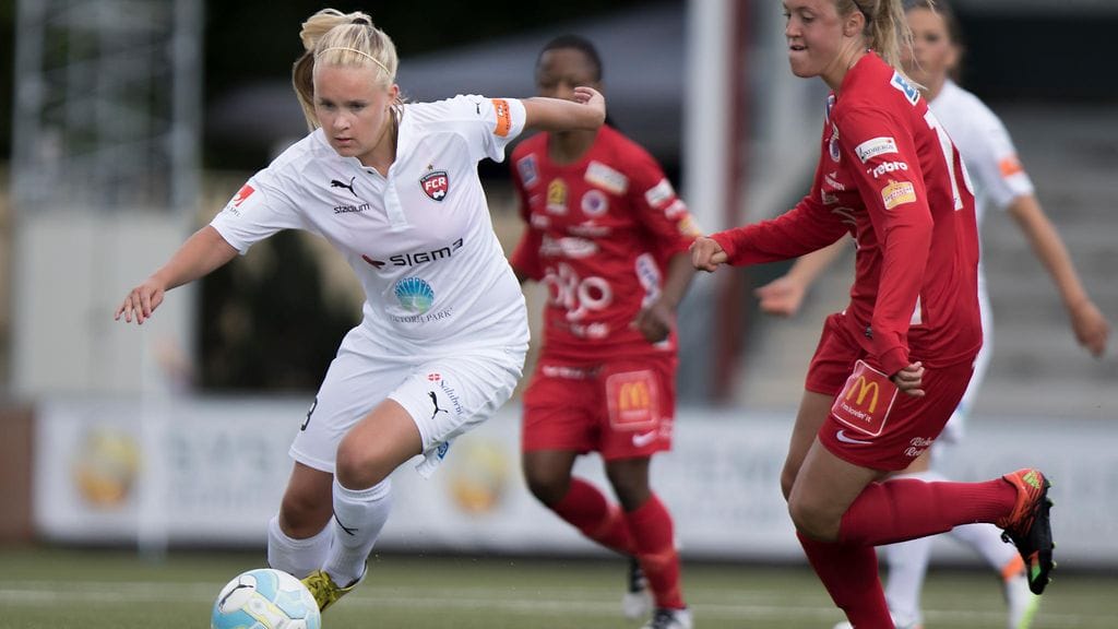 Iina Salmi (vas.) Rosengårdin paidassa.