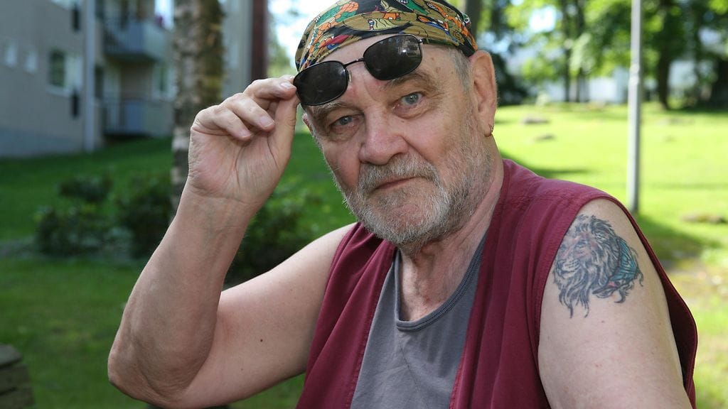 Jukka Virtanen esittelee tatuointiaan kotipihallaan 2007