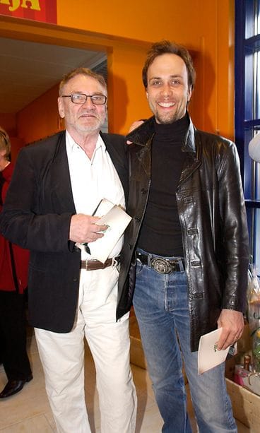 Jukka Virtanen ja Aki Sirkesalo UIT:n Hei me tervataan -revyyn ensi-illassa Peacockissa toukokuu 2004