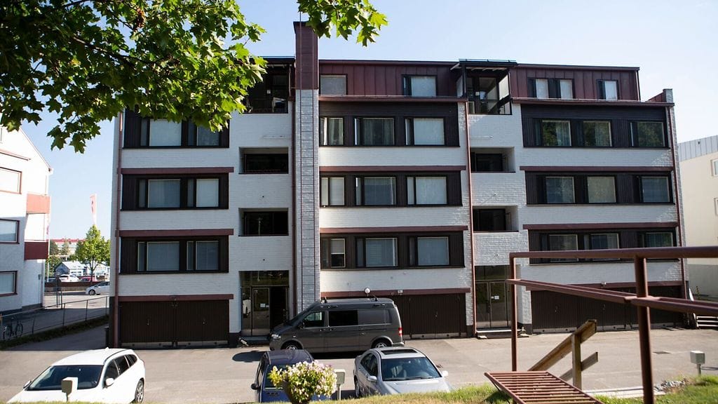 Poliisin siviiliauto oli eilen Savonlinnan Tulliportinkadulla.